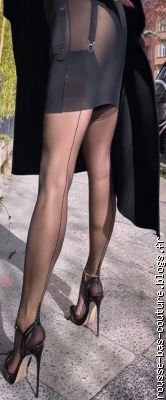 Slingback et bas coutures.